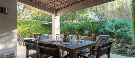Table, Plant, Property, Furniture, Chair, Wood, Interior Design, Shade, Outdoor Table, Outdoor Furniture