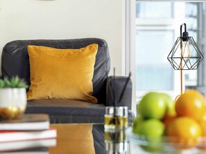 Table, Meubles, Propriété, Canapé, Confort, Plante, Bois, Rectangle, Textile, Jaune
