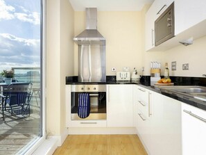 Cabinetry, Meubles, Comptoir, Bois, CuisiniĂšre, Design IntĂ©rieur, Appareil De Cuisine, Cuisine, FenĂȘtre, BĂątiment