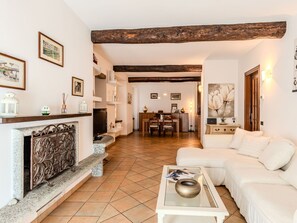 Möbel, Interior Design, Flooring, Wand, Holz, Fussboden, Couch, Wohnzimmer, Decke, Zimmer