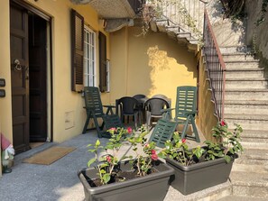 Building, Plant, Property, Window, Land Lot, Urban Design, Landscape, Neighbourhood, Grass, Leisure