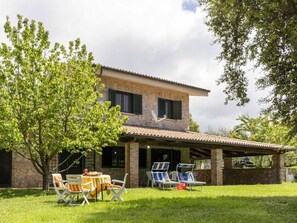 Plante, Ciel, Nuage, Propriété, Bâtiment, Fenêtre, Arbre, Ombre, Lot Terre, Chalet