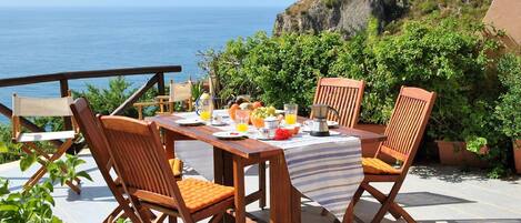 Tafel, Lucht, Fabriek, Meubilair, Eigendom, Stoel, Water, Azure, Buitentafel, Buitenmeubels