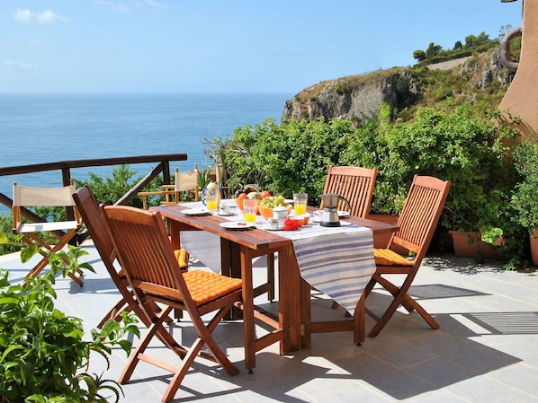 Table, Ciel, Plante, Meubles, Propriété, Chaise, L'Eau, Bleu Azur, Tableau De Plein Air, Mobilier De Jardin