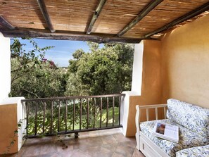 Meubles, Chaise, Plafond, Ombre, Balcon, Tache De Bois, Plante D'Appartement, Table Cuisine Et Salle A Manger, Mobilier De Jardin, Salon