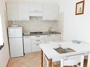 Cabinetry, Möbel, Eigentum, Spüle, Sinken, Gebäude, Countertop, Tabelle, Bilderrahmen, Zapfhahn