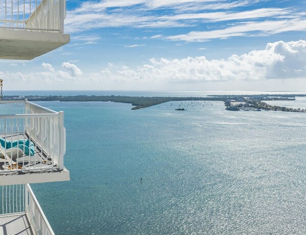 1200 Brickell Bay Dr 4003-large-023-037-2J9A3199-1303x1000-72dpi