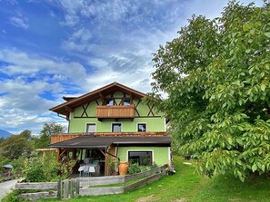 Wolke, Pflanze, Gebäude, Himmel, Fenster, Haus, Baum, Natürliche Landschaft, Vegetation, Grundstueck