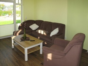 Möbel, Tabelle, Couch, Pflanze, Komfort, Gebäude, Holz, Studio Couch, Interior Design, Wohnzimmer