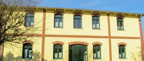 Pflanze, Himmel, Fenster, Baum, Grundstueck, Gras, Dach, Landschaft, Fassade