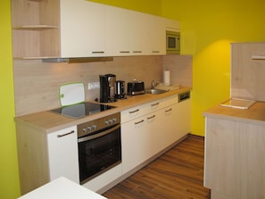 Cabinetry, Comptoir, Robinet, Évier, Evier, Appareil De Cuisine, Cuisinière, Tiroir, Cuisine, Électroménager