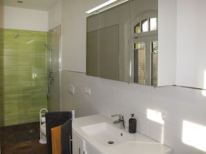 Miroir, Robinet, Luminaire Plomberie, Évier, Propriété, Lavabo, Salle De Bains, Bâtiment, Architecture