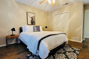 Bedroom 2, queen bed
