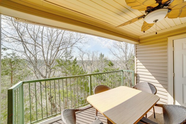 Branson Vacation Rental | 2BR | 2BA | 914 Sq Ft | Stairs Required to Access
