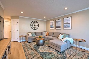 Living Room | Sleeper Sofa | Free WiFi | Central A/C & Heat