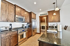 Kitchen with breakfast bar