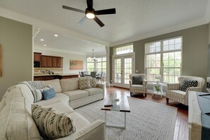 Living Room | Top Floor | Free WiFi (1GB) | Smart TV w/ Cable