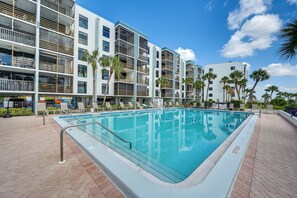 Riverside Club | Pool & Hot Tub