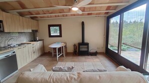 Salón con vista de cocina y chimenea