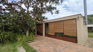 Exterior sin mesa y con persianas