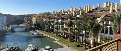 Espectacular vista sobre los amarres de la Marina y las embarcaciones.