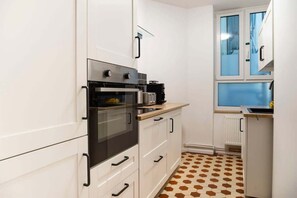 Fully equipped kitchen with oven & stove