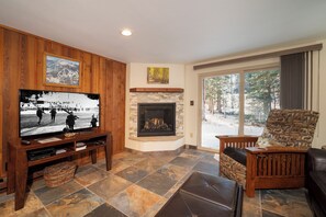 SWP Beaver Village 414 fireplace & TV