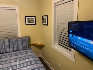 Bed 2 Full / Double Bed and 32" SmartTV