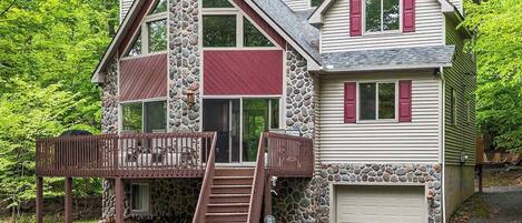 Escape to the beautiful Poconos and enjoy the ultimate mountain getaway in our stunning chalet. With plenty of parking available, you can easily park your car and leave your worries behind. Our chalet offers fantastic outdoor space where you can take