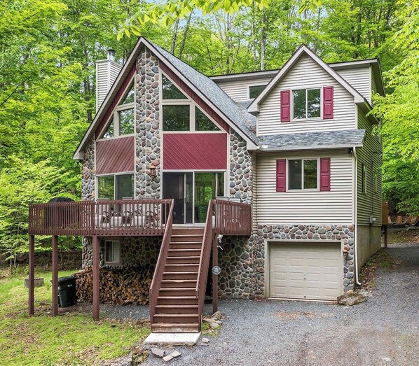 Escape to the beautiful Poconos and enjoy the ultimate mountain getaway in our stunning chalet. With plenty of parking available, you can easily park your car and leave your worries behind. Our chalet offers fantastic outdoor space where you can take