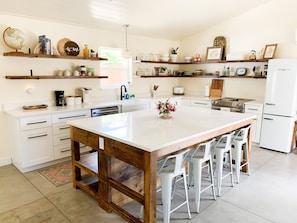 Kitchen & Spacious Island