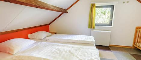 Meubilair, Comfort, Bed Frame, Hout, Gebouw, Interieur Ontwerp, Schaduw, Bed, Venster