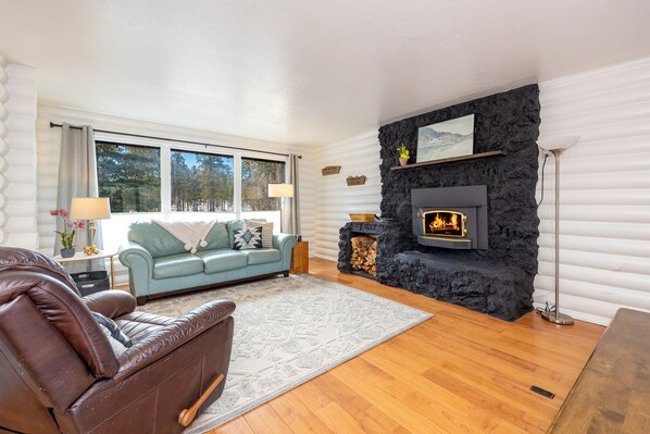 Living Room w/fireplace.
