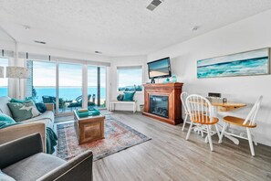 Panoramic views, inside and out—pure relaxation.