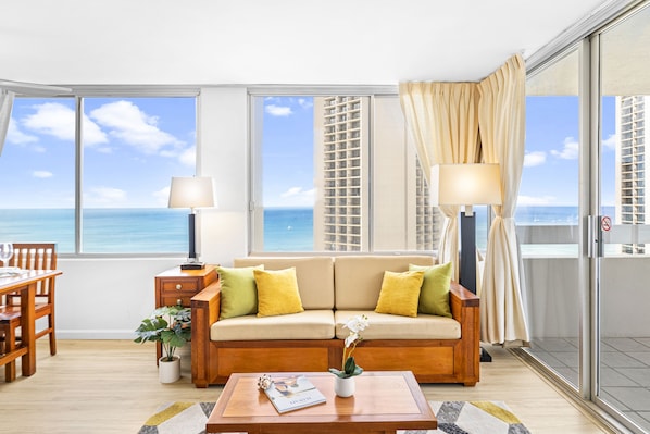 Beautiful 1-bedroom unit with stunning Ocean views!