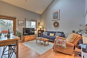 Living Room | Smart TV w/ Cable | DVD Player