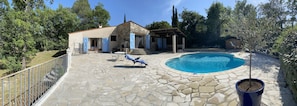 Vue piscine et villa vers le sud