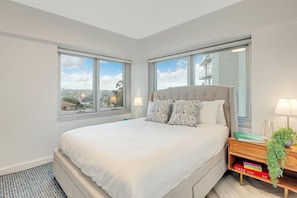 The Master Bedroom - 'Bridgeview' - Luxurious 2 Bedroom Apartment w/ expansive Harbour Bridge Views, Completely Renovated Apartment From Head to toe & free onsite parking!