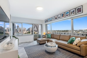 'Bridgeview' - Luxurious 2 Bedroom Apartment w/ expansive Harbour Bridge Views, Completely Renovated Apartment From Head to toe & free onsite parking!