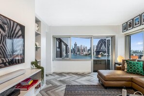 'Bridgeview' - Luxurious 2 Bedroom Apartment w/ expansive Harbour Bridge Views, Completely Renovated Apartment From Head to toe & free onsite parking!