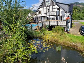 Teich  
mit Blick auf Haus 