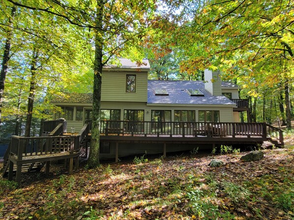 Expansive deck for your family and friends!