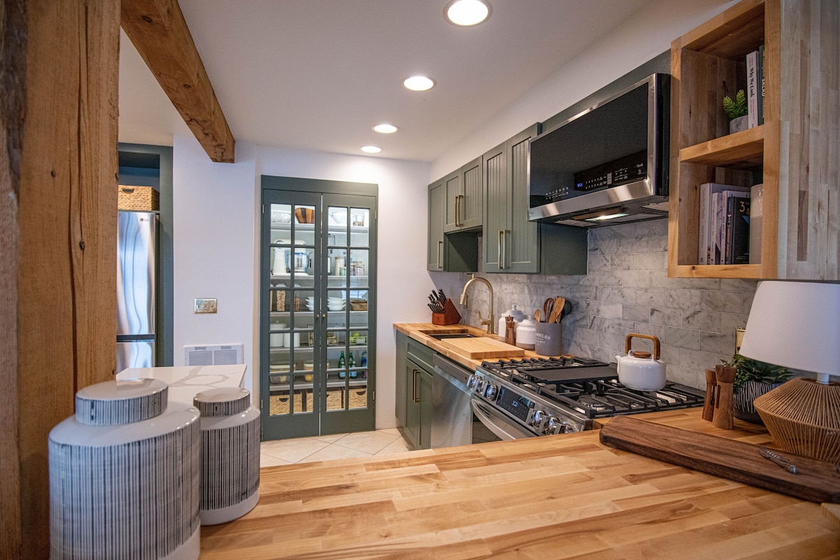 Berkshires Home Makeover ~ Immaculate Lakefront Getaway ~ Dreamy Sunsets!