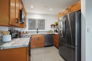 Very high end kitchen with granite countertops and all brand new appliances