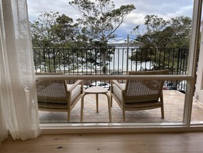 Relax on the Balcony with  Balmoral beach across road & restaurants 2 min walk.