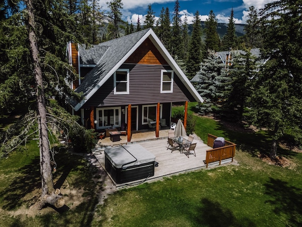 Back deck at Quiet Deer Cabin 