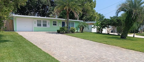 Front Driveway - room for 6 cars