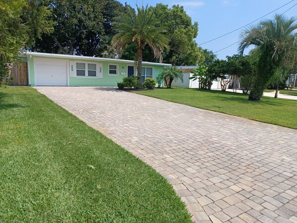 Front Driveway - room for 6 cars