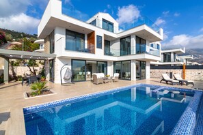 Brand new Villa Ventura in Kalamar Bay