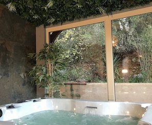 Indoor spa tub